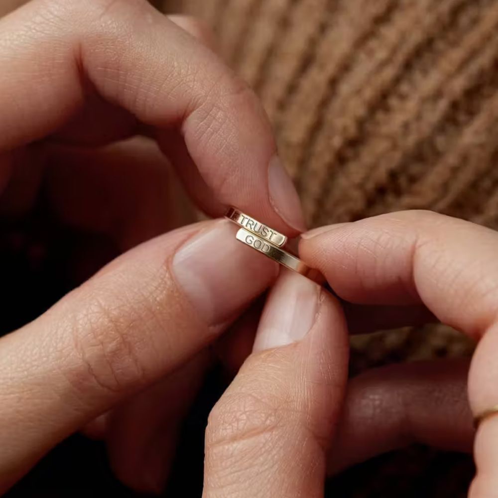 Ring mit Gravur „TRUST GOD“ Gold – Verstellbarer Ring mit Bedeutung – Bild 5