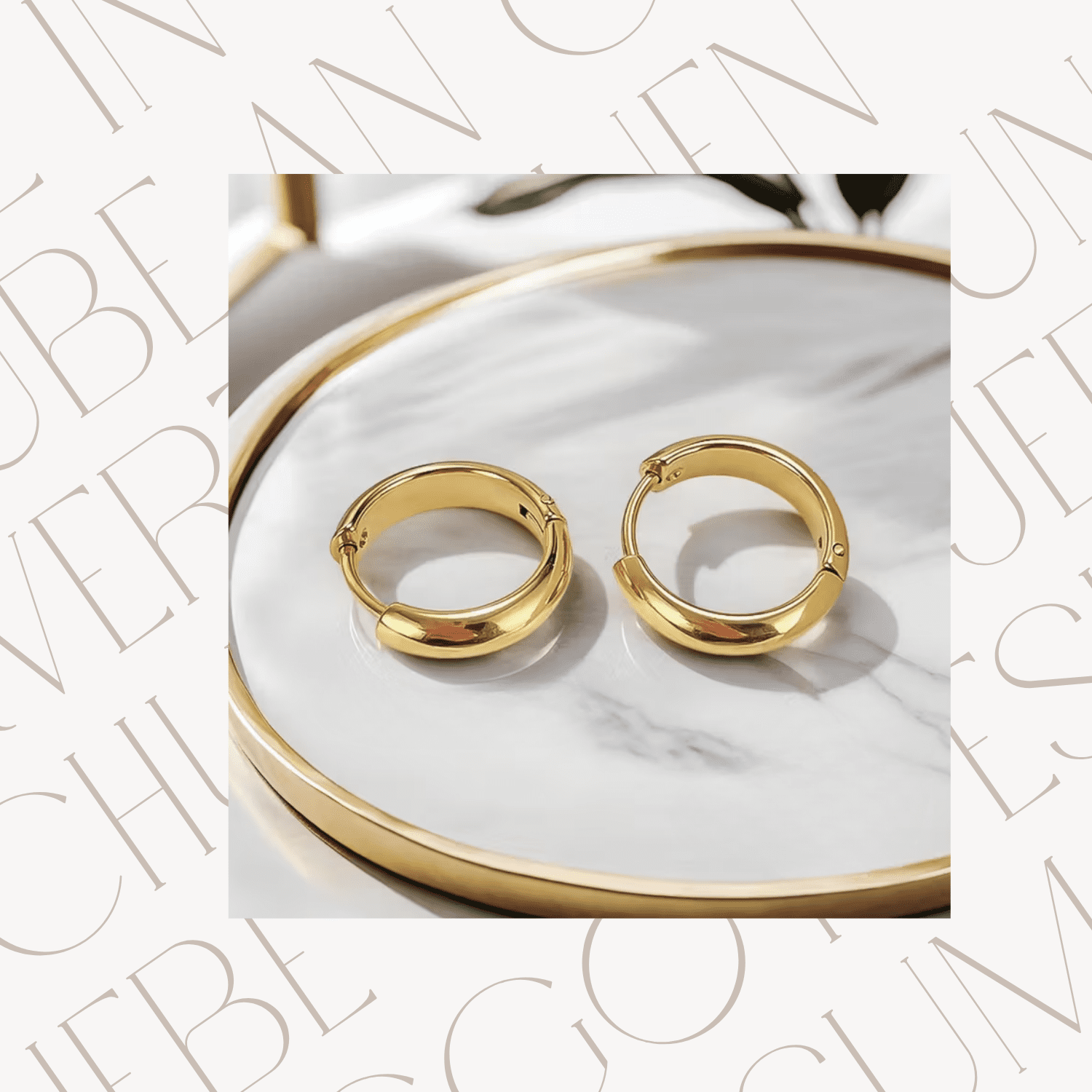 Detailansicht goldene Creolen aus Edelstahl