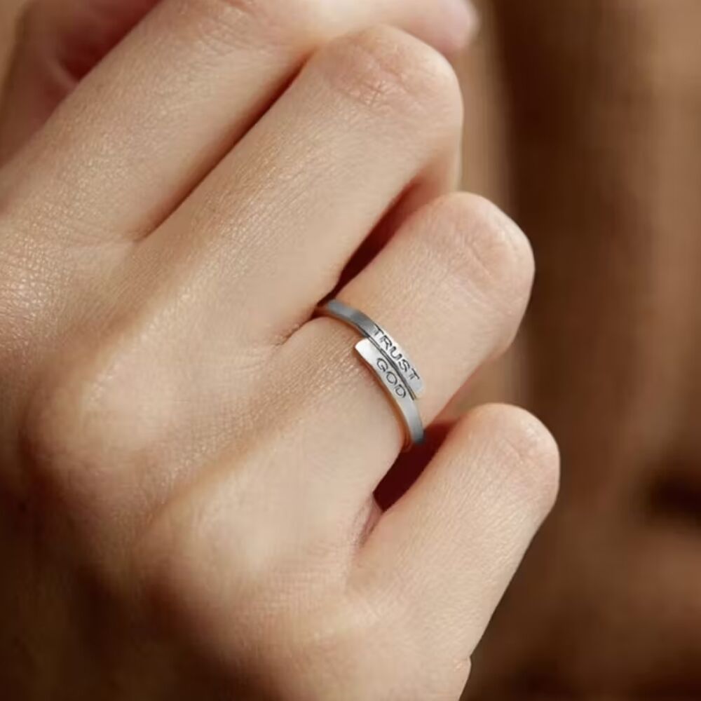 Ring mit Gravur „TRUST GOD“ Silber – Verstellbarer Edelstahl Ring mit Bedeutung